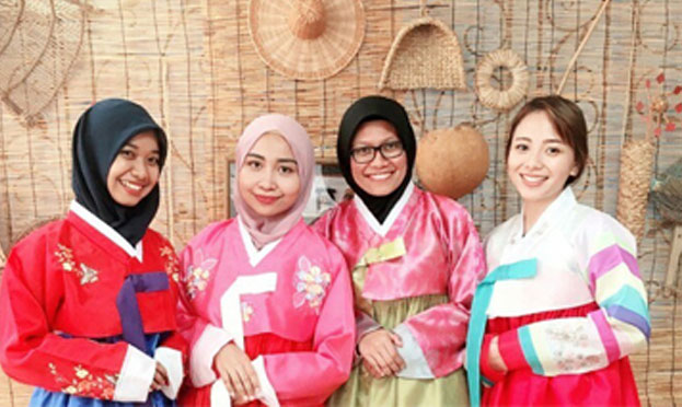 외국인우수교환학생지원 관련 한복을 입은 외국인우수교환학생 이미지