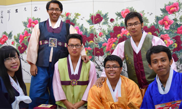 외국인우수교환학생지원 관련 한복을 입은 외국인우수교환학생 이미지2