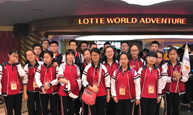 롯데월드 앞 중국 학생들 단체사진