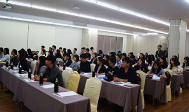 제2외국어교원국외연수 관련 발표자와 청중들 이미지