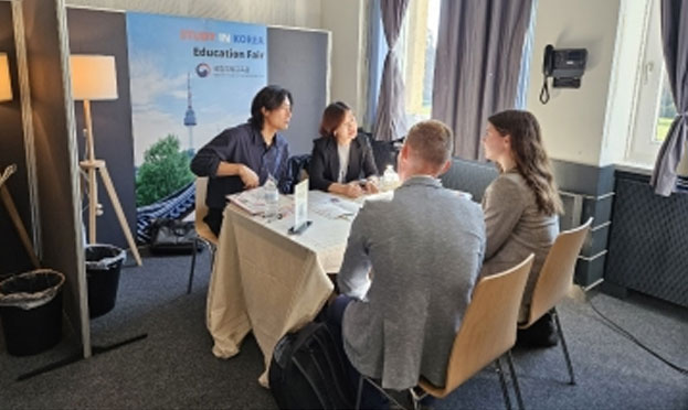 한국유학박람회 관련 인하대학교 한국어 프로그램을 소개중인 이미지