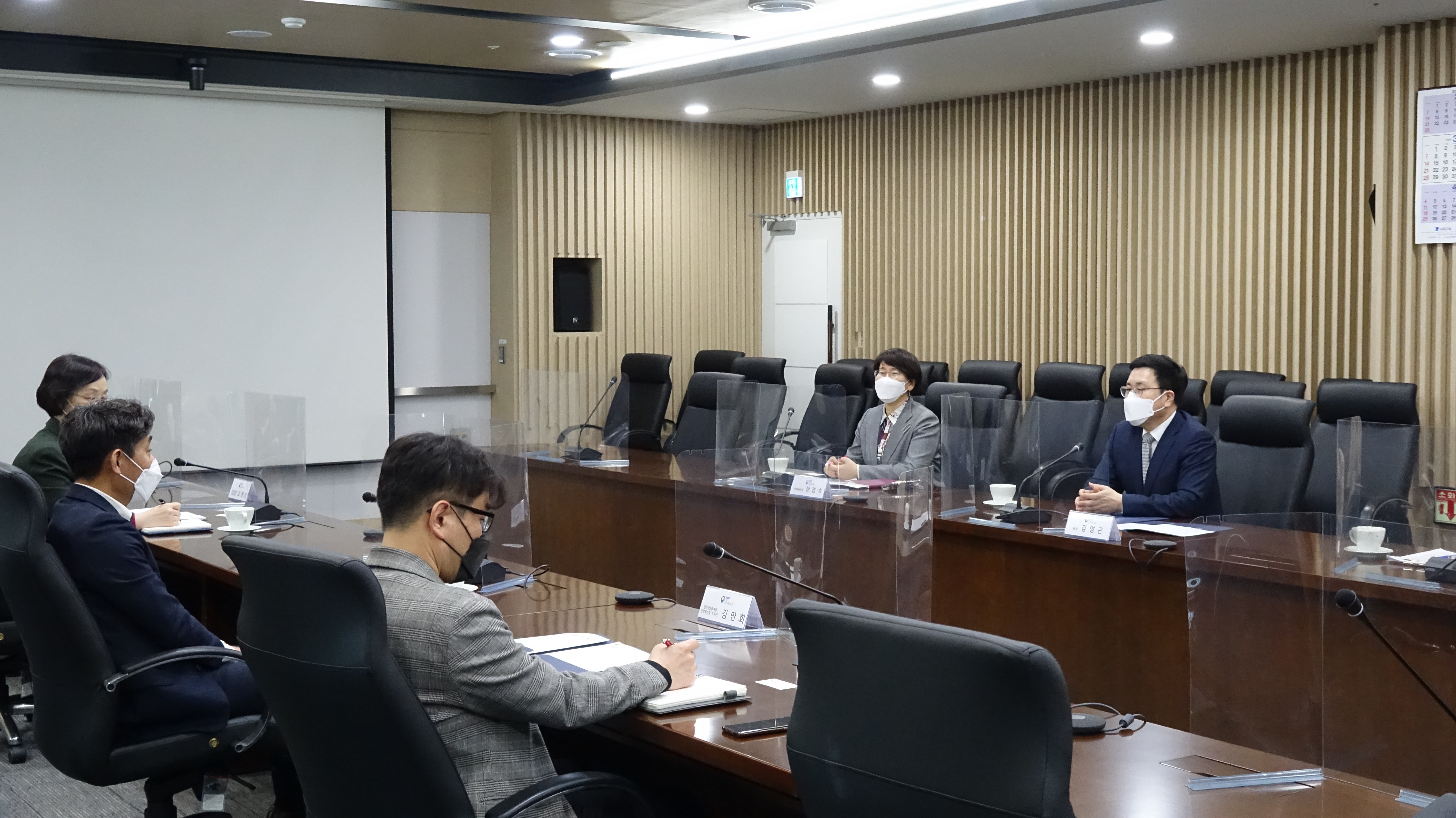 국립국제교육원-경인지방통계청 업무 협의 협력 방안 논의 중인 모습