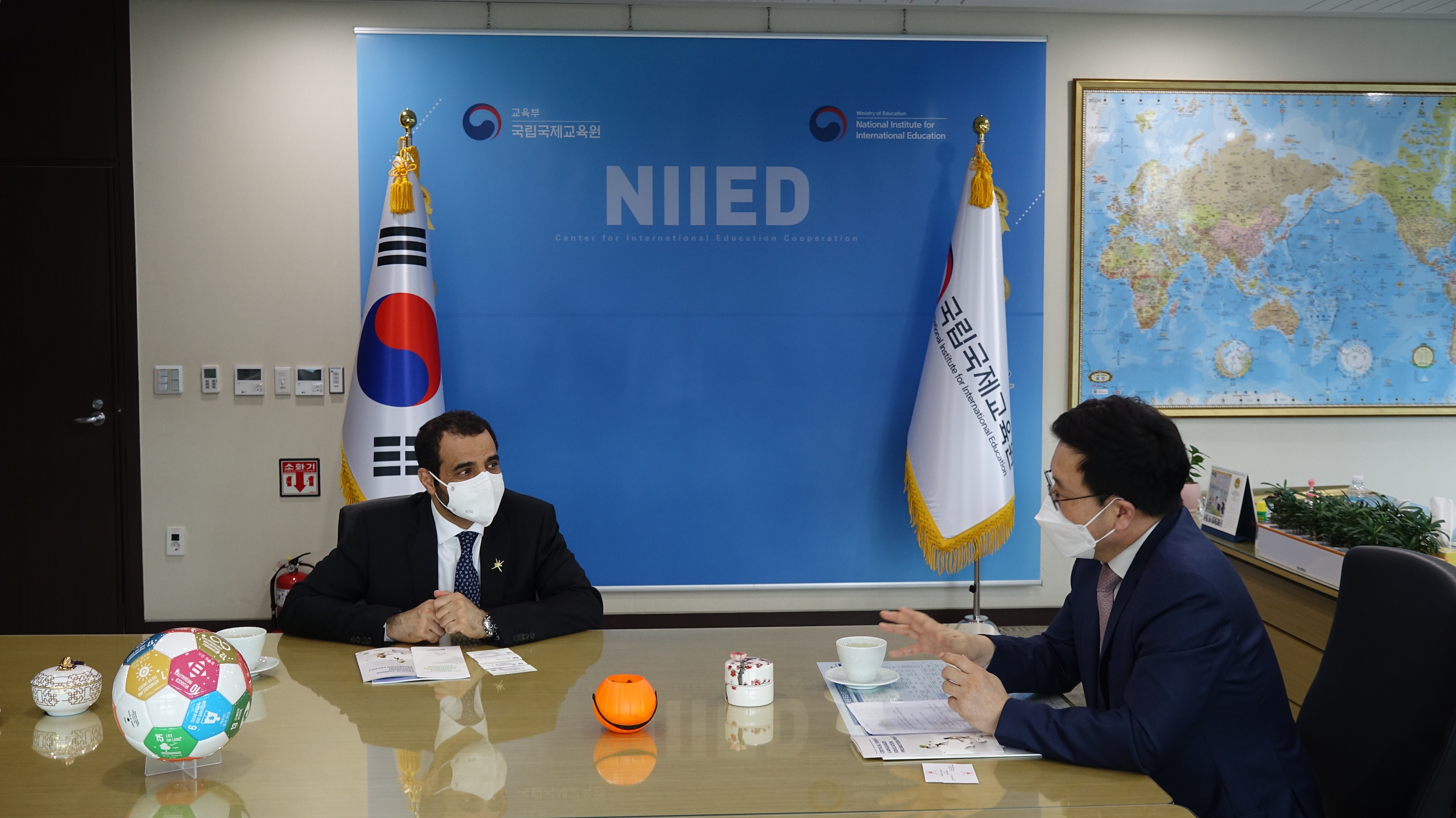 국립국제교육원장과 주한오만대사 교육 협력 논의 중인 모습(국립국제교육원, National Institute for International Education)