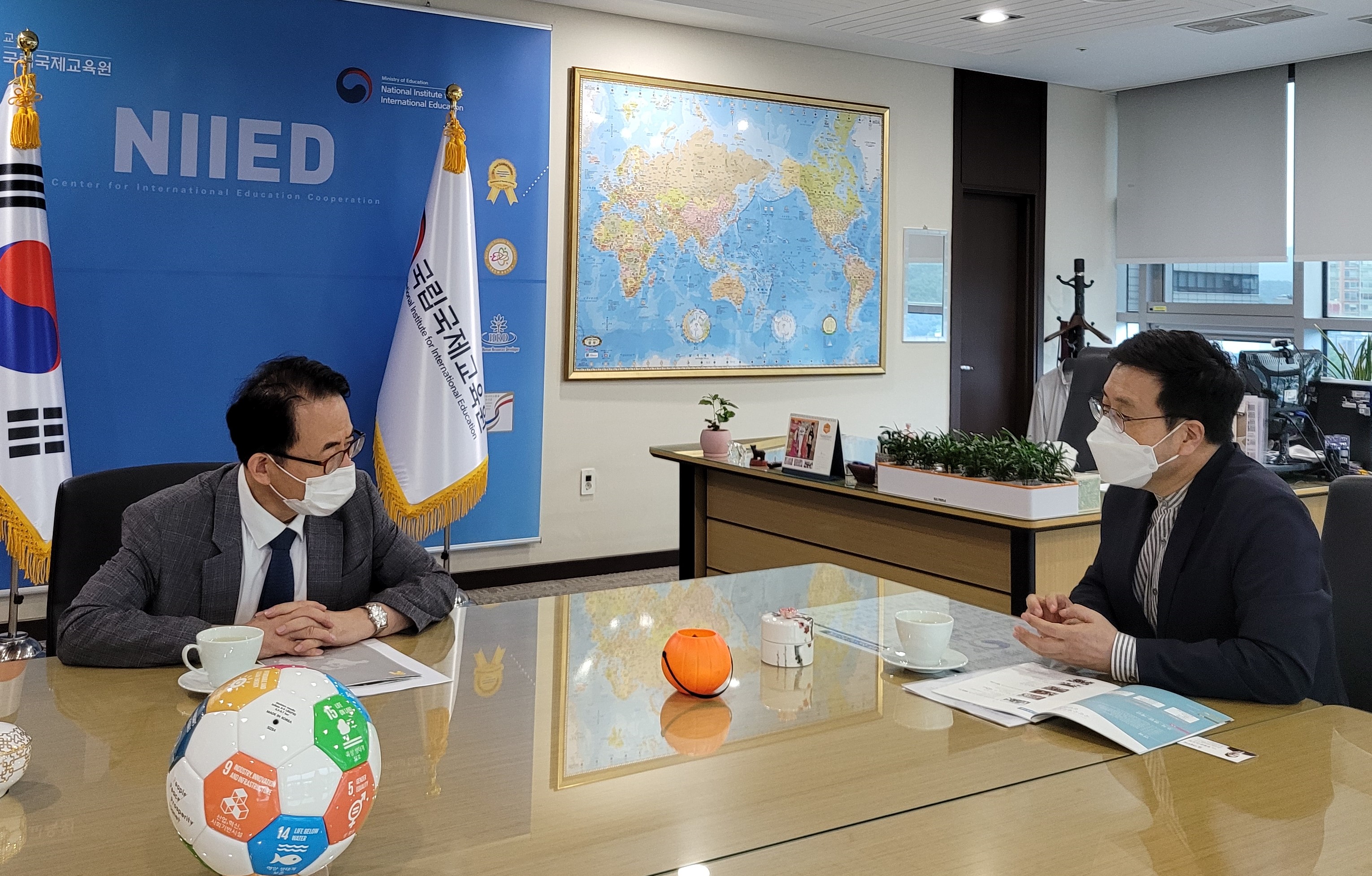 재외동포재단 이사장과 국립국제교육원장의 업무 협의 중인 모습(국립국제교육원, National Institute for International Education)