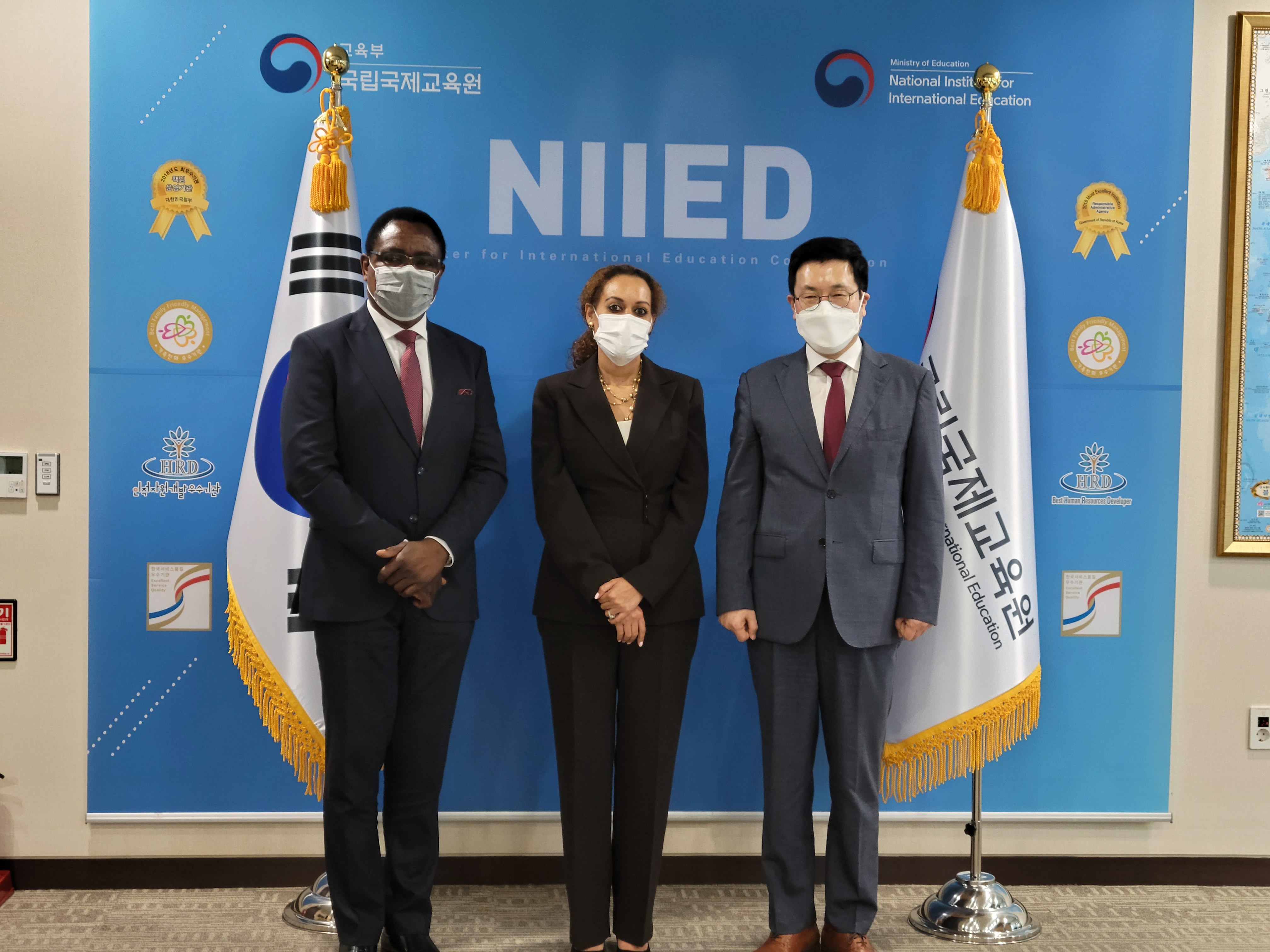 케냐 교육부차관 및 주한 케냐대사 방문 단체 사진(국립국제교육원, National Institute for International Education)