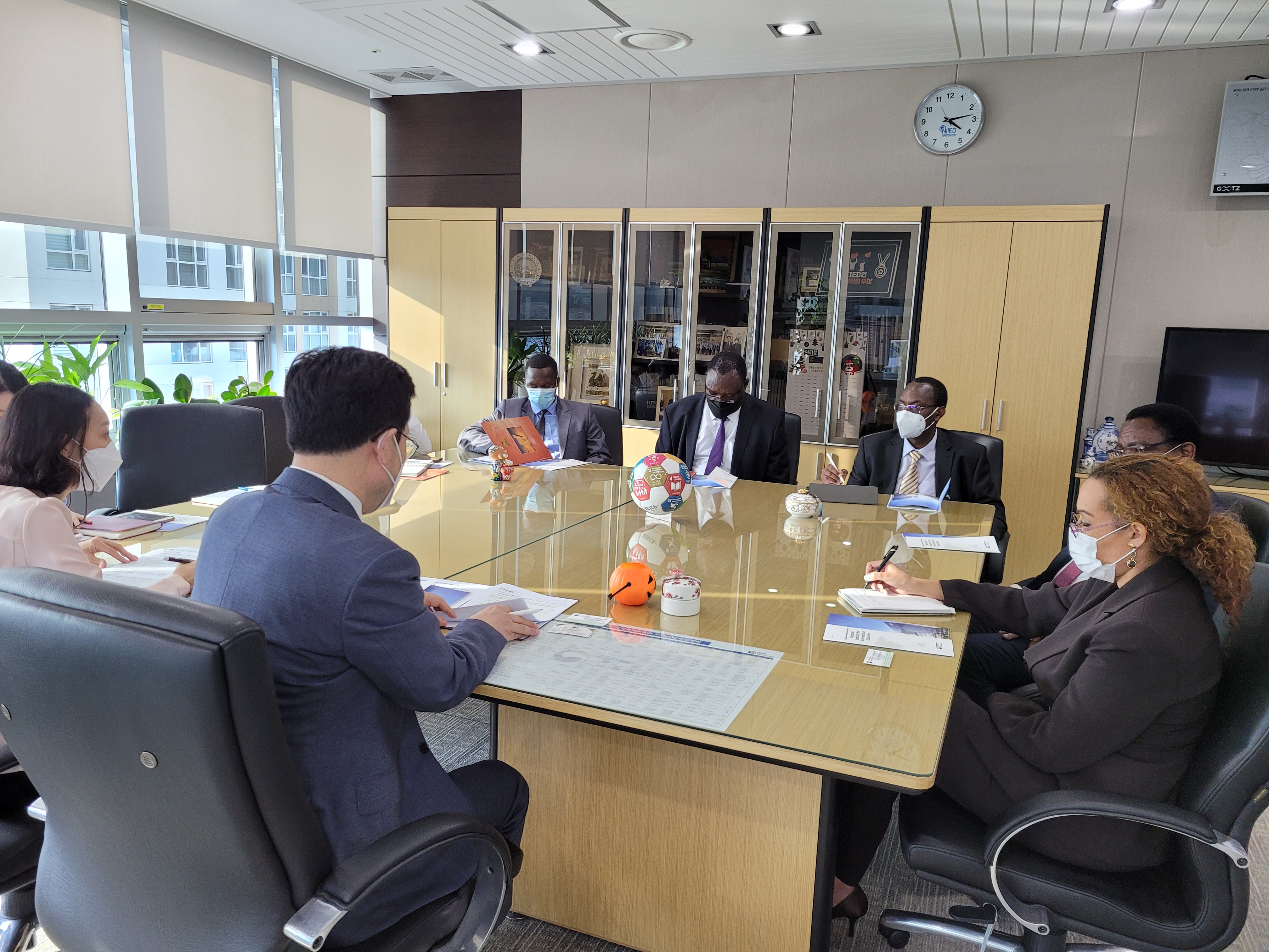 케냐 교육부차관 및 주한 케냐대사 업무 협의 중인 모습1