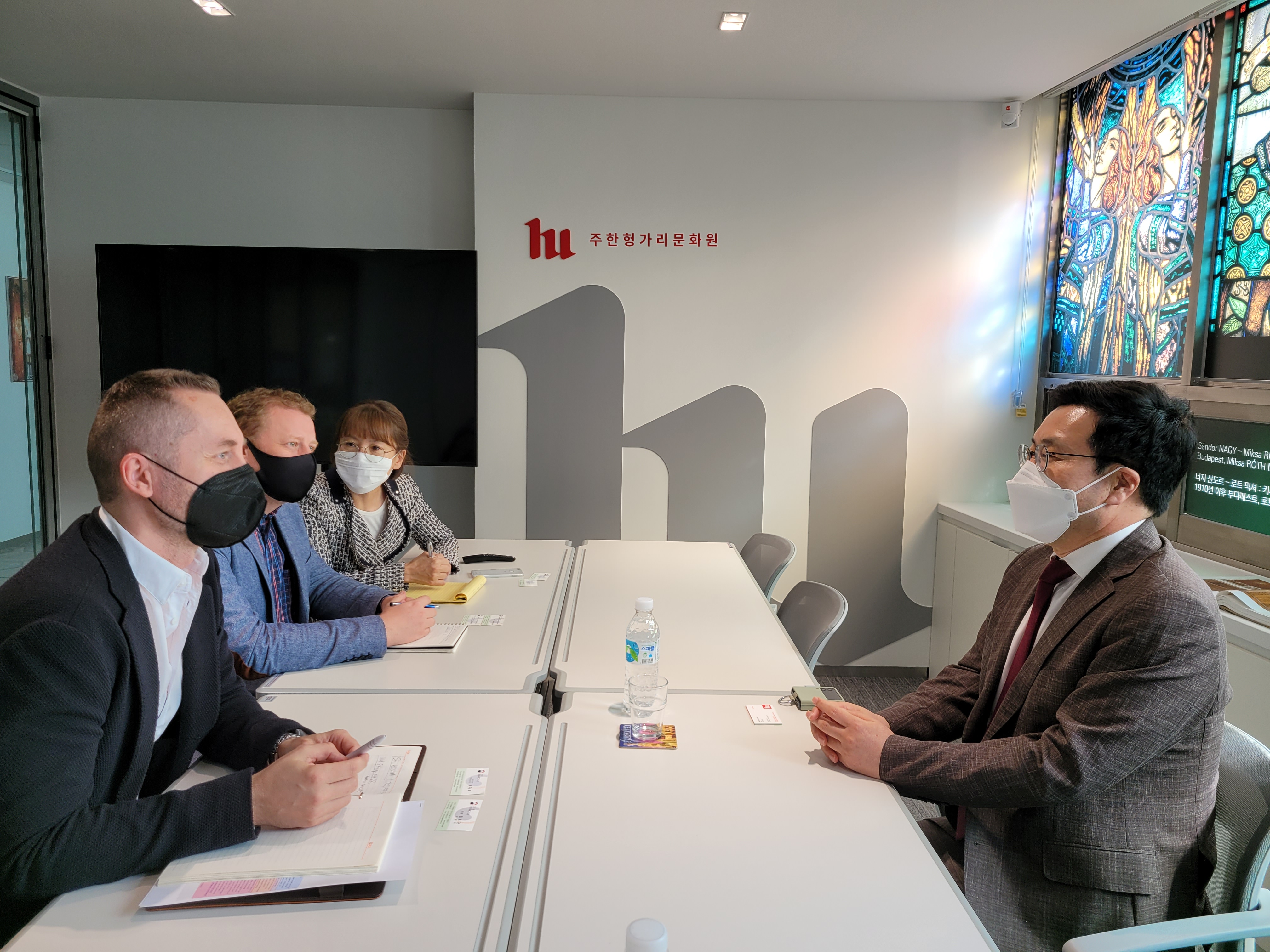 국립국제교육원장과 주한리스트헝가리문화원장 및 부원장 업무 협의 중인 모습1 (주한헝가리문화원)